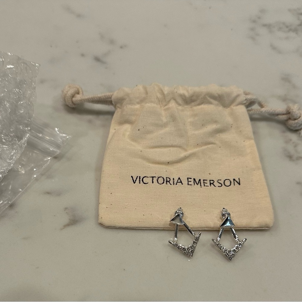 ✨🌟NWT! NEVER WORN! Victoria Emerson Silver Earrings⭐️✨